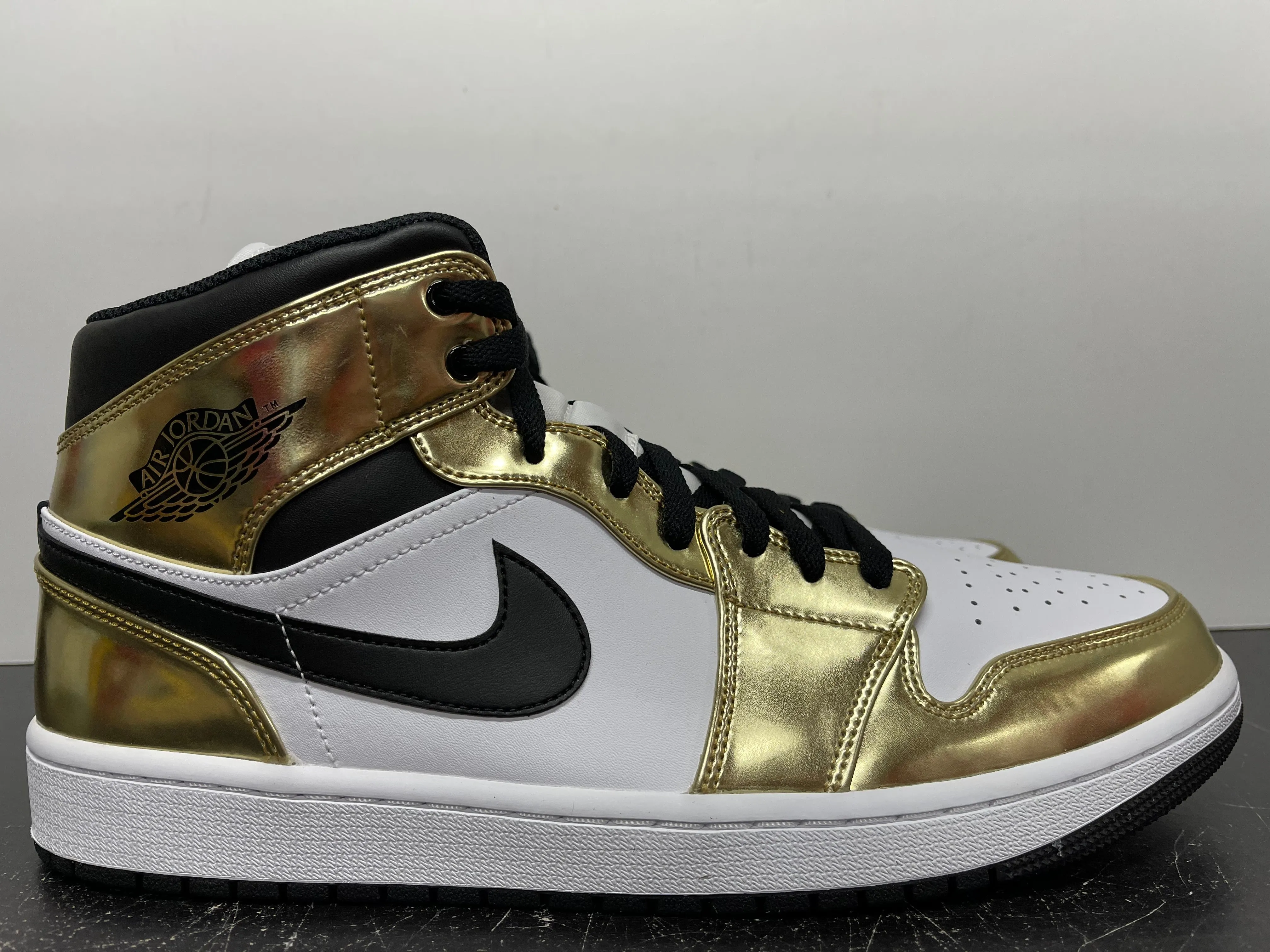 Nike Air Jordan 1 Mid Metallic Gold